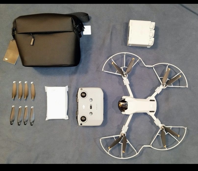 Drona noua DJI Mini 3 pachet complet cu telefon