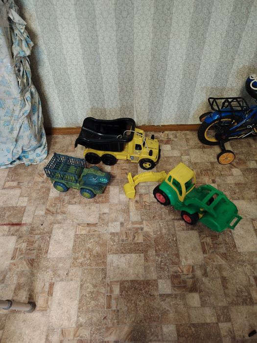 Детские машинки, три штуки  за 4000
