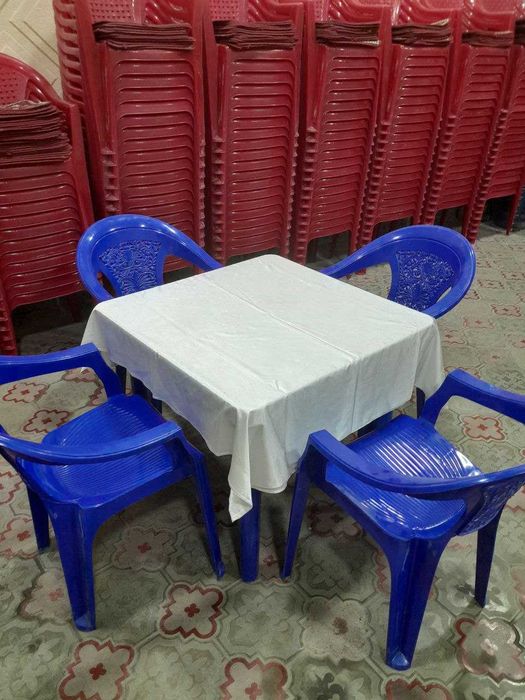 Tadbir uchun stul-stol va idishlar to‘plami sotiladi