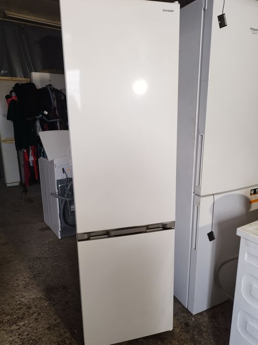 Хладилник с фризер Sharp