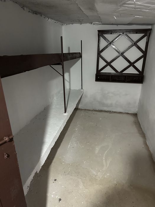 Casă 1000 mp cu 3 camere ,terasă,beci și garaj