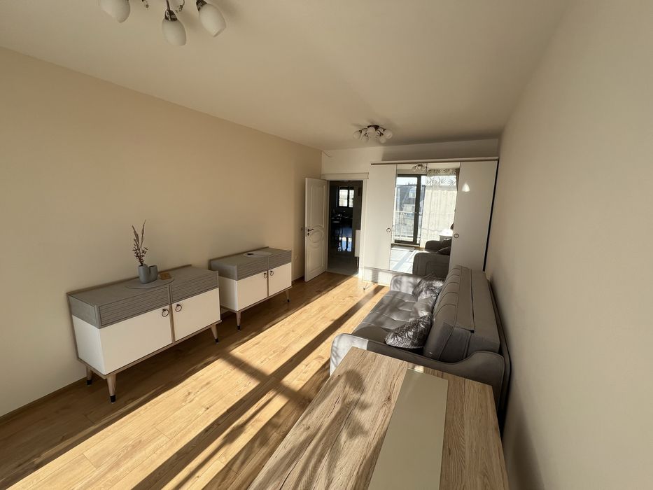 Тристаен Апартамент с ПАРКОМЯСТО, 2 бани, 2 спални до Катедралата.