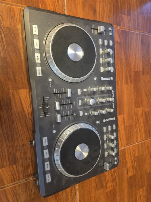 Consola dj Numark mixtrack pro