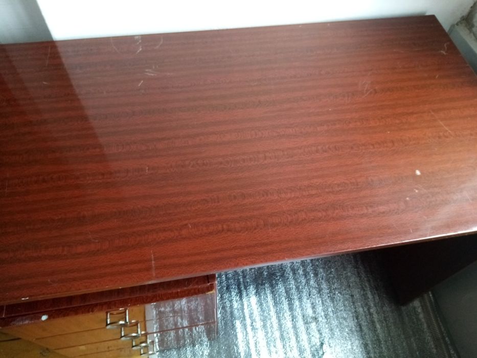 Продам письменный стол с тумбой б/у