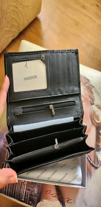 Ново дамско кожено портмоне.