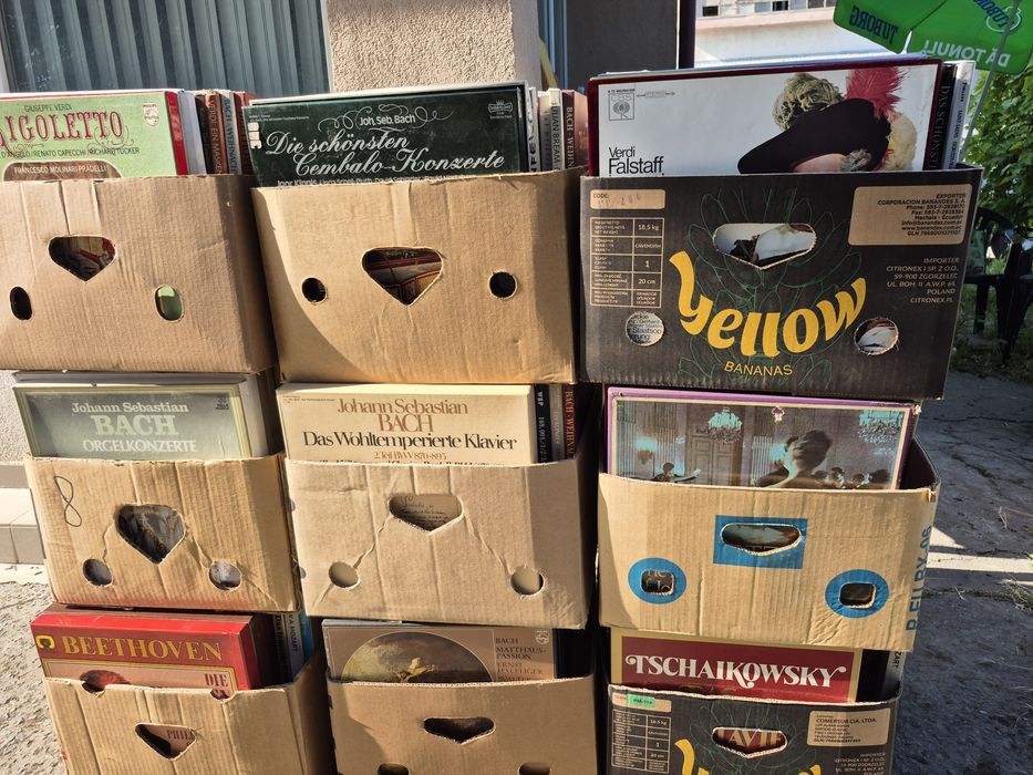 Vând 150lp colecție de viniluri muzică clasică, Colecțile sunt în stare buna, perfectă pentru pasionații de muzică clasică.