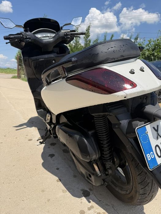 Продавам ЯМАХА Х-МАХ 125 2009г Всичко по мотора е прегледано нова боя