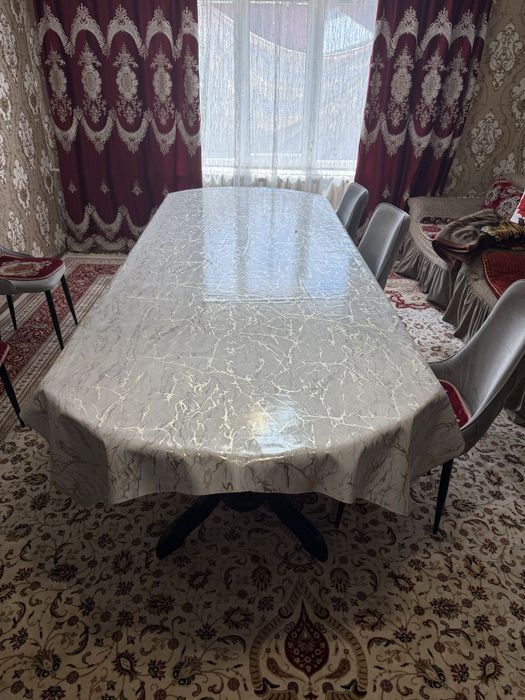 Стол без стульев