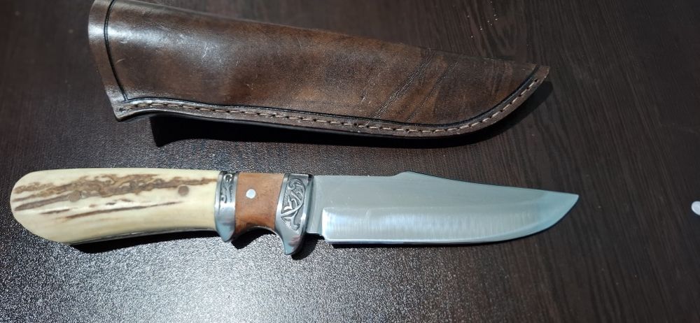 Нож от стомана 440,дръжка от еленски рог.