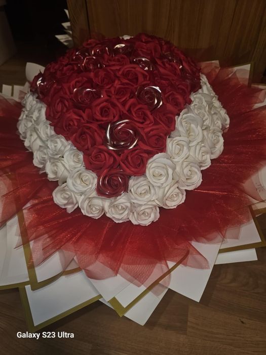 Buchet din 125 de trandafiri de sapun . 
Plata in cont + transport .
P