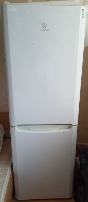 Хладилник с фризер INDESIT