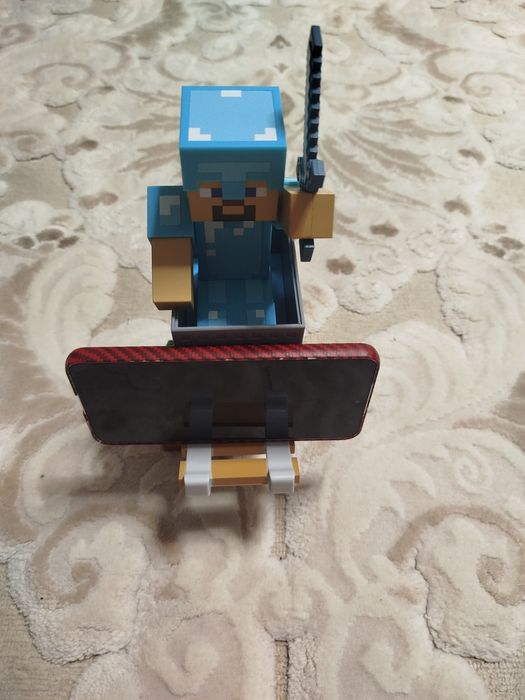 Suport pe care se pun mai multe obiecte cu minecraft