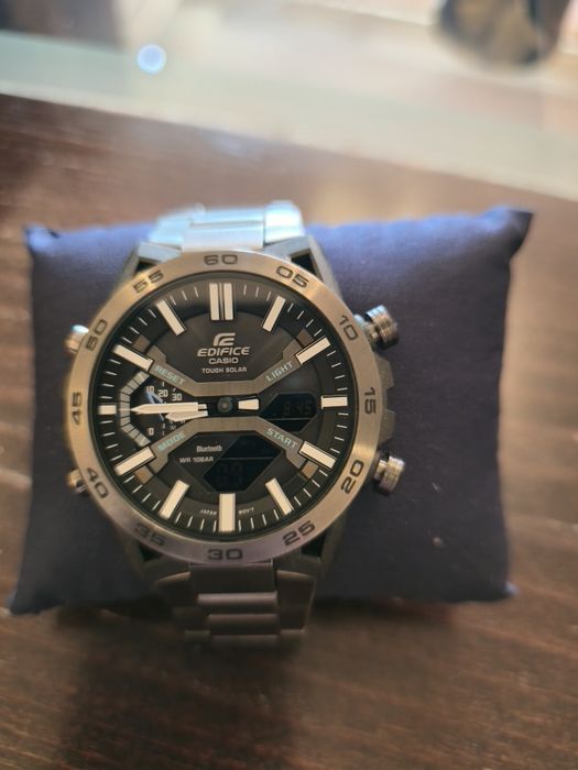 Часовник  Casio нез,следи от употреба!