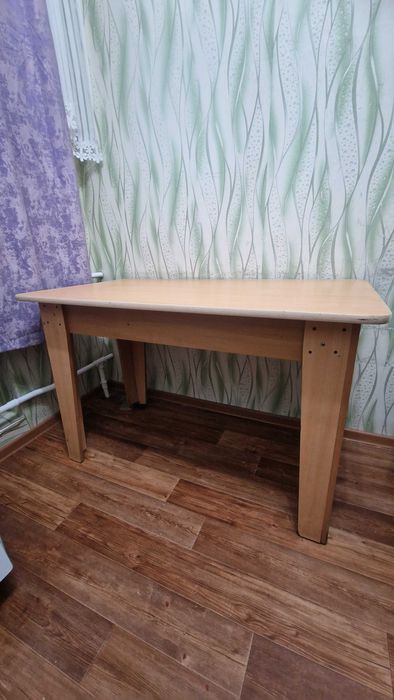 Стол кухонный в хорошем состоянии