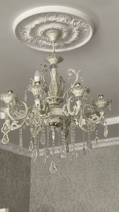 Мебель и люстры стол стулья