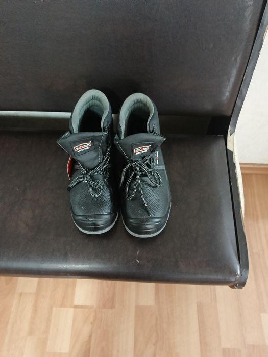 Продам рабочие ботинки