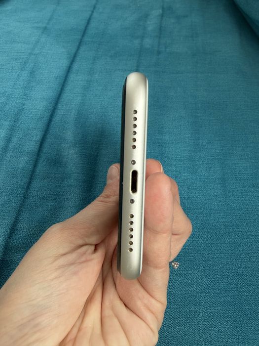 Телеофн Iphone 11 бял, 64 GB