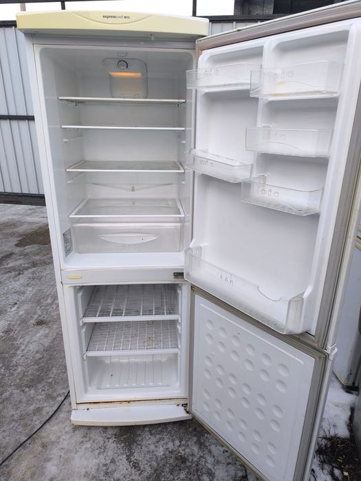 Холодильник рабочий. Доставка есть.