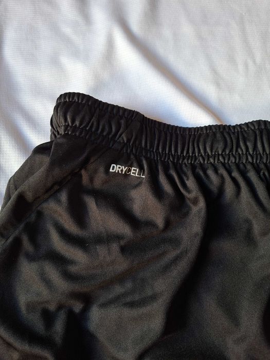 Мъжко екипче!Гащета Пума и фланелка на Тотнъм!