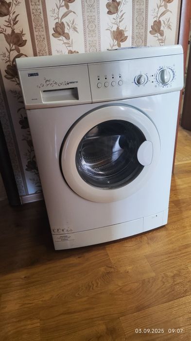 Стиральная машина Zanussi ZWF2105W б/у