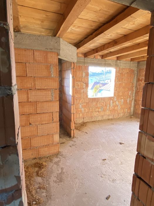 Constructie la rosu pretabil pentru Azil/pensiune 23 camere duble