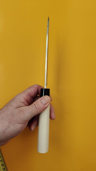 Cuțit profesional japonez
Lama de 15cm.