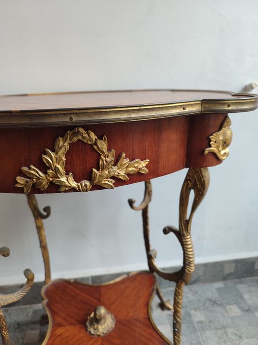 Стара малка маса - помощна масичка с интарзия