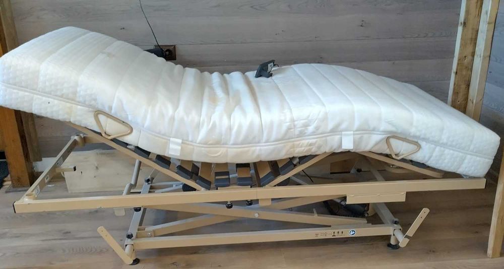Pat medical pentru îngrijire bolnavi/recuperare, electric, cu telecomandă – Stare Excelentă