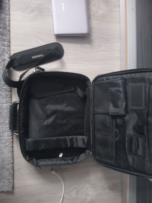 Vând 2 laptopuri stricate o geantă pentru laptop căști și un microfon