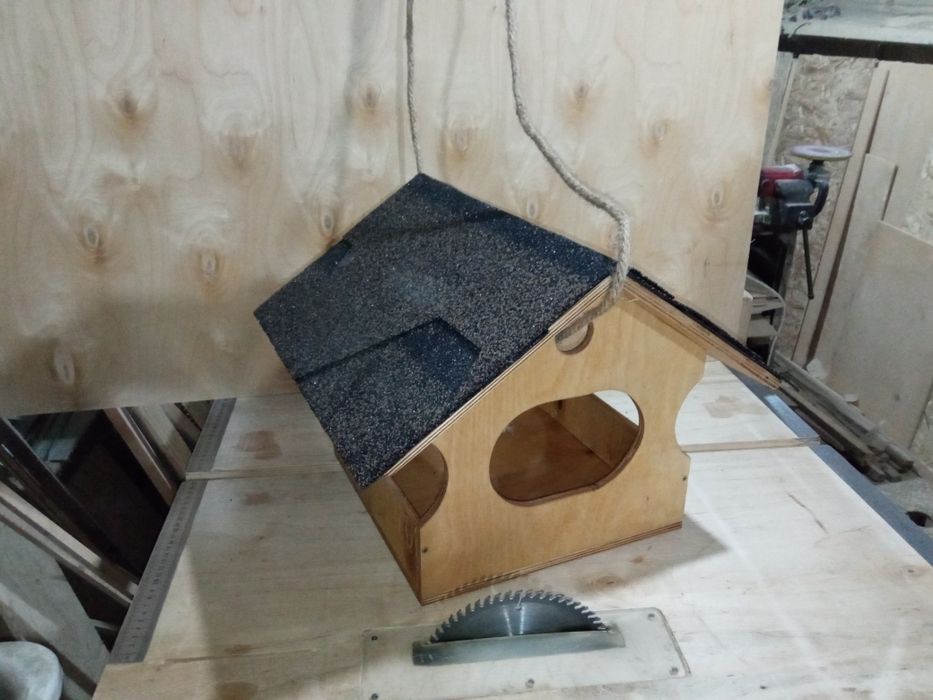 Кормушка для птиц, белок