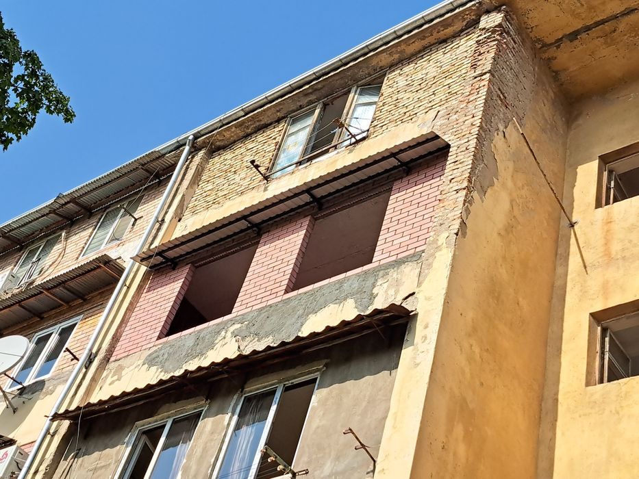 Установка козырьков над окнами