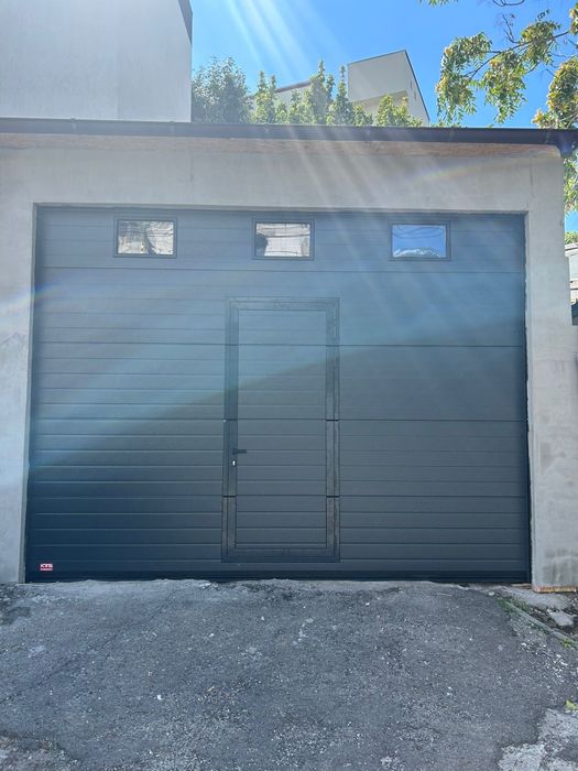 Usa de garaj cu motor