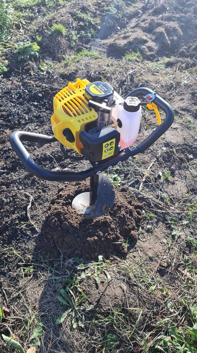 Бурение ям под столбики