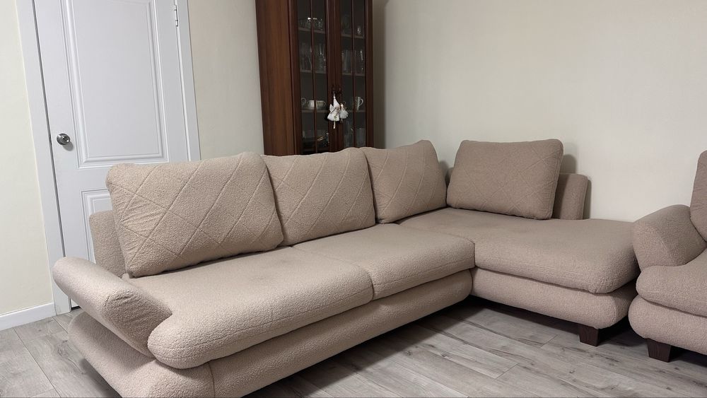 Угловой диван и кресло
