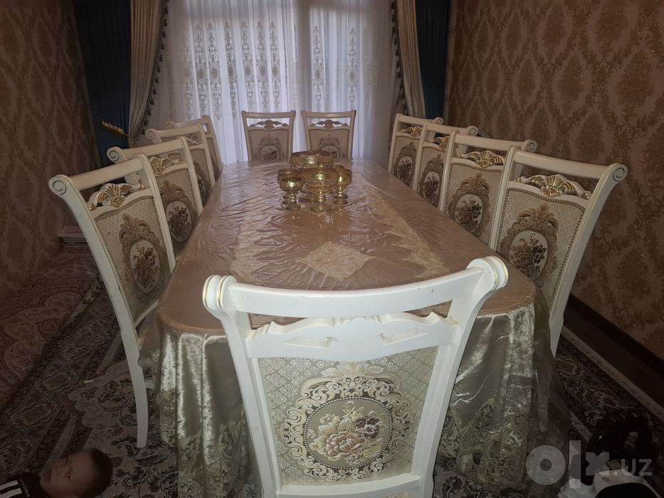 Продается большой стол и 12 стульев