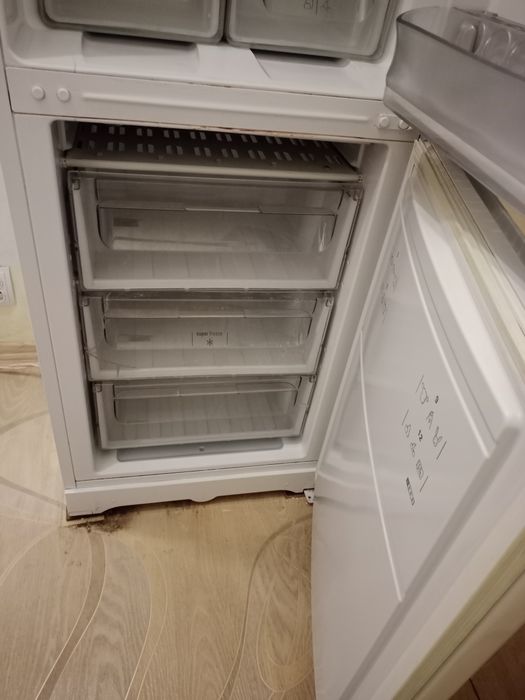 Продам холодильник Аристон б/у