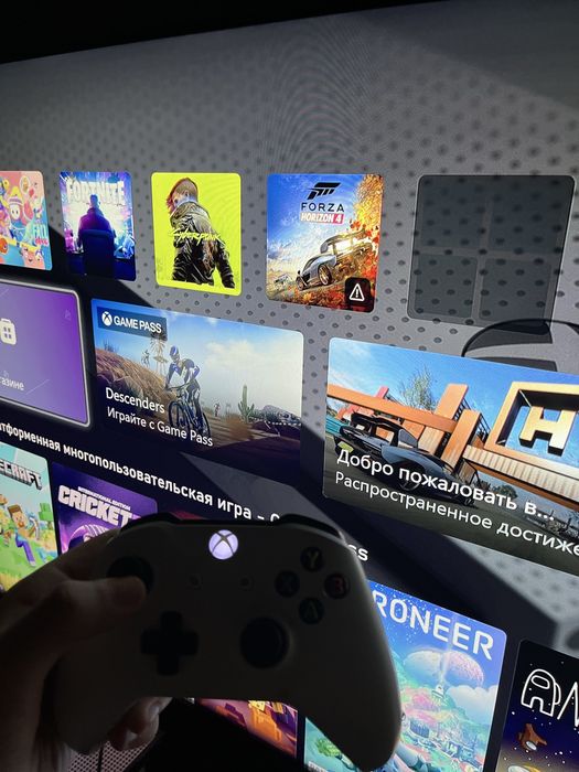 Xbox One S 1TB в хорошем состоянии