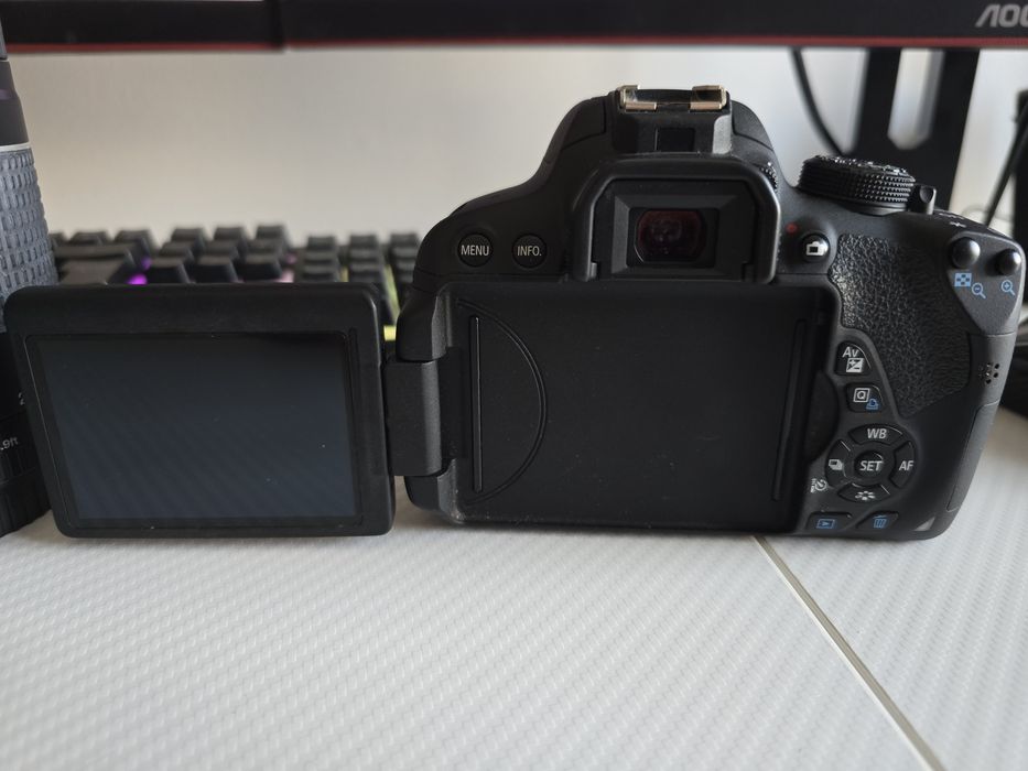Aparat foto Canon EOS 700D + Obiective