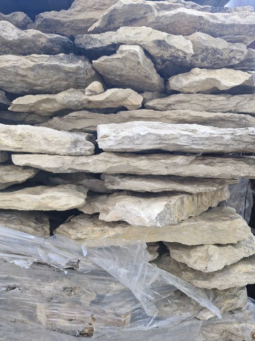 Vând piatra nefasonată