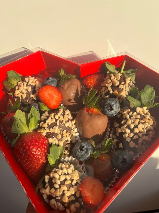 Клубника в шоколаде на 8 марта