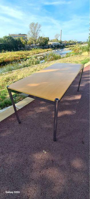 Бюро от марката USM Haller, класическа мебел за офис или дома,