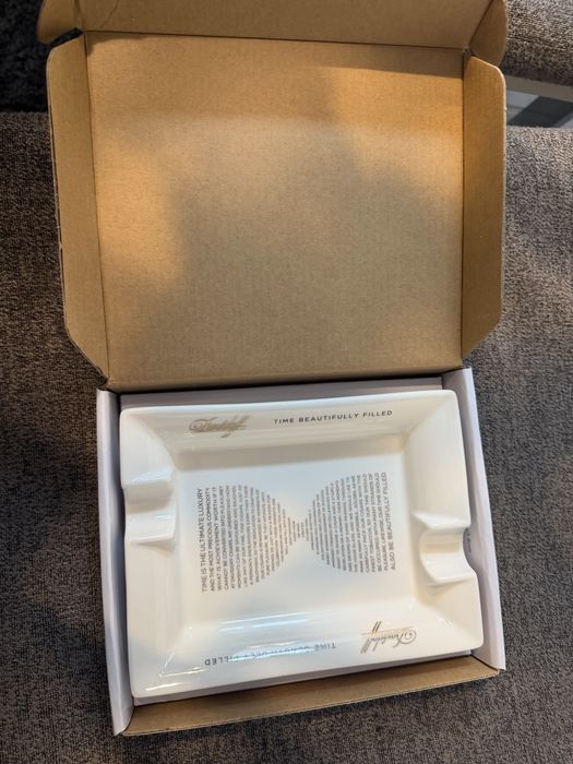 scrumieră de lux pentru trabucuri, marca Davidoff, prezentată în ambalajul său original.