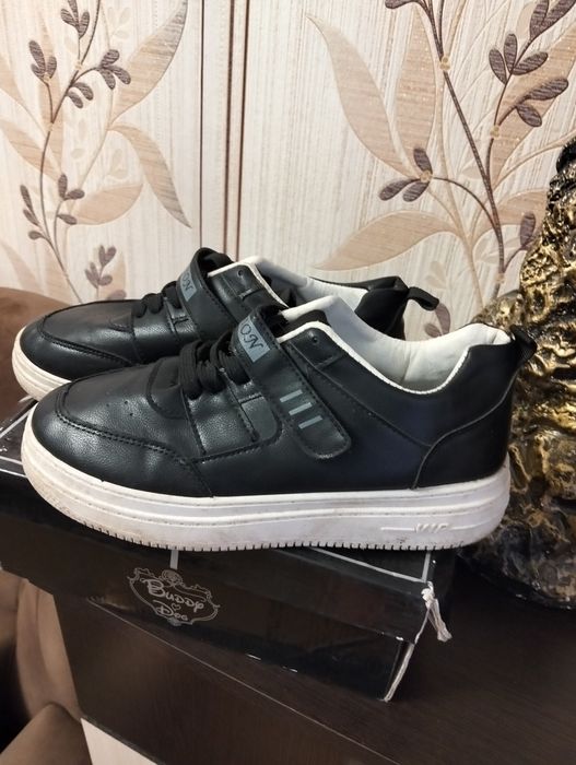 Продам кроссовки на мальчика.