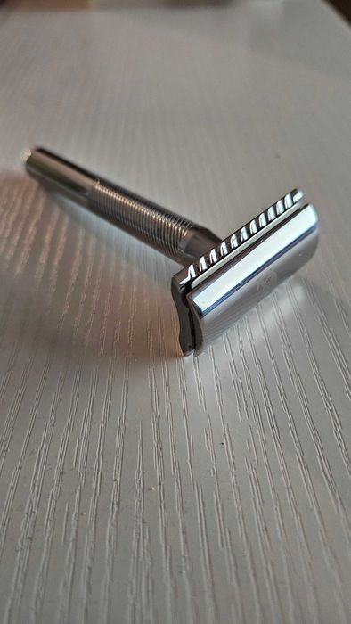 Aparat de ras cu margine dubla King C. Gillette