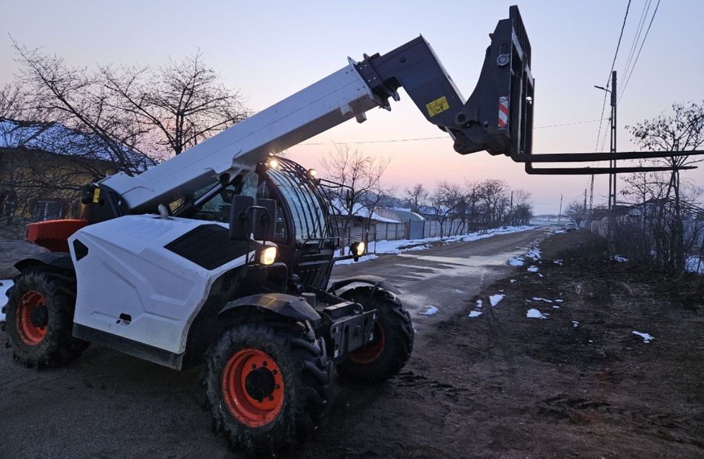 Închiriez miniexcavator, bobcat, buldoexcavator/ incarcator telescopic