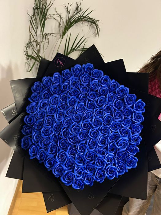 Buchet 101 trandafiri săpun/ model personalizat/ albastru rosu roz mov
