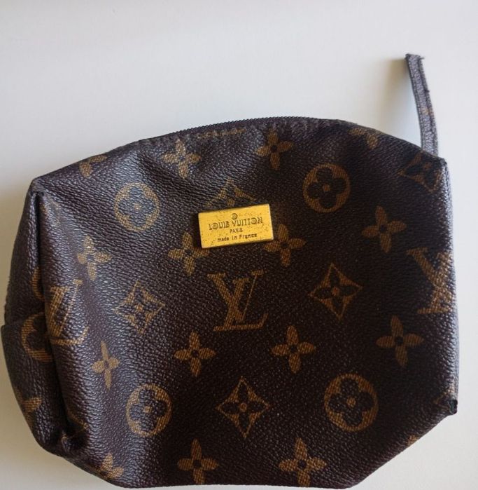 Vând borsetă/portofel fashion, produs de calitate superioara.