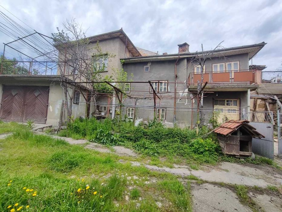 Двуетажна къща със селскостопански постройки и гараж в с. Самоводене