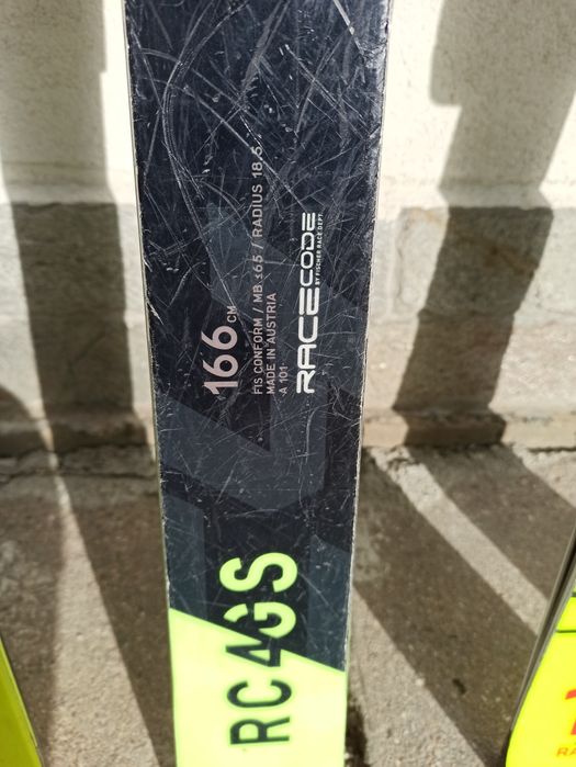 Ски Fisher, щеки Leki, каска Rossignol