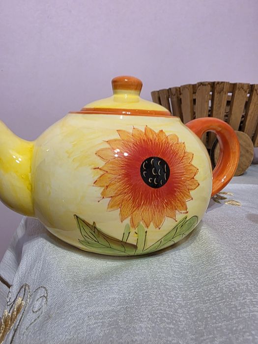 Керамичен чайник с ръчно изрисувани плодове и слънчогледи . Нов